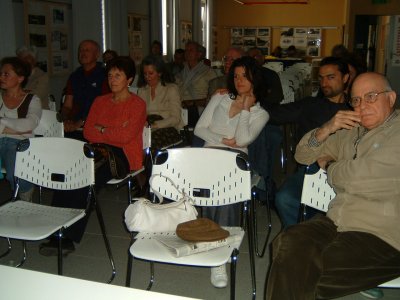 Una parte della sala
della Biblioteca -Franco Basaglia-
con i partecipanti all’incontro
(27639 bytes)